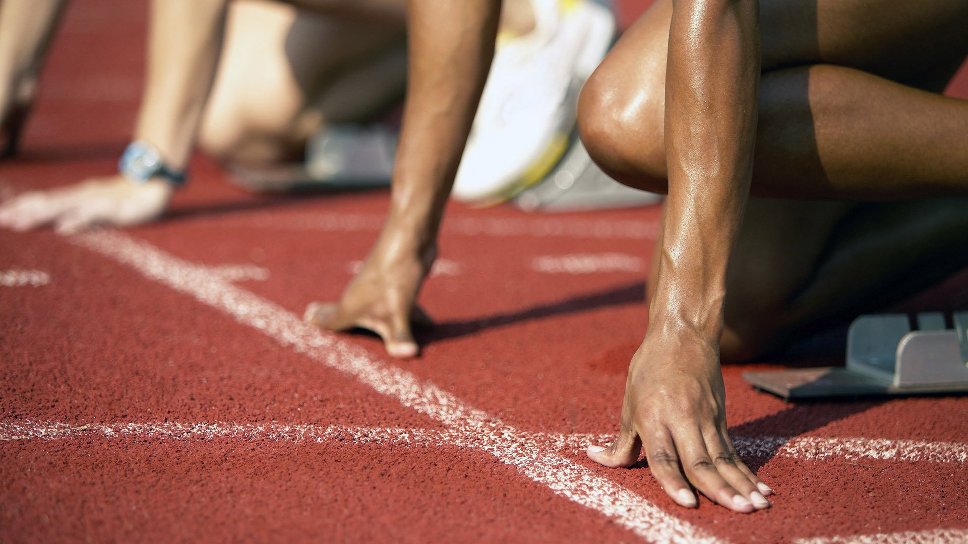 阿尔及利亚节奏掌控牙买加，巴雷拉如何以沙漠智慧在F1街道赛接管比赛